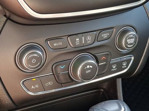 Used 2019 Jeep Cherokee Latitude Plus w/ Cold Weather Group AWD/4WD image 16