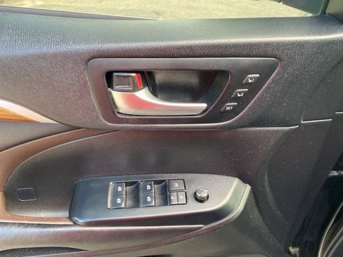 Used 2017 Toyota Highlander Limited Platinum AWD/4WD image 16