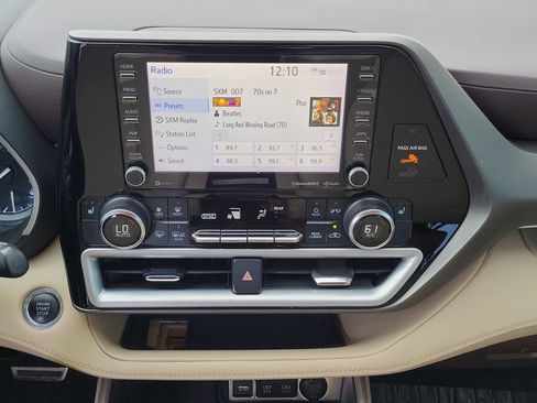Used 2021 Toyota Highlander XLE FWD image 18