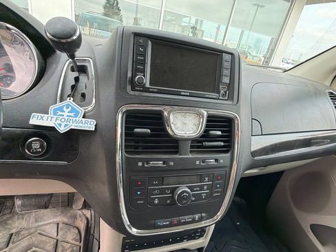 Used 2013 Chrysler Town & Country Touring-L w/ Entertainment Group #2 FWD image 14