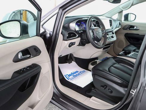 Used 2023 Chrysler Pacifica Touring-L image 3