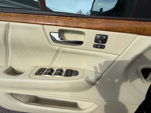 Used 2010 Cadillac DTS Platinum image 19