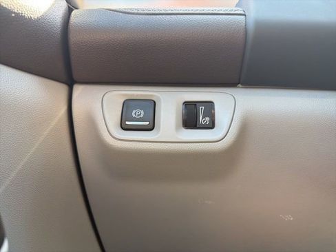 Used 2023 GMC Acadia SLT image 30