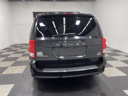 Used 2019 Dodge Grand Caravan SXT image 3