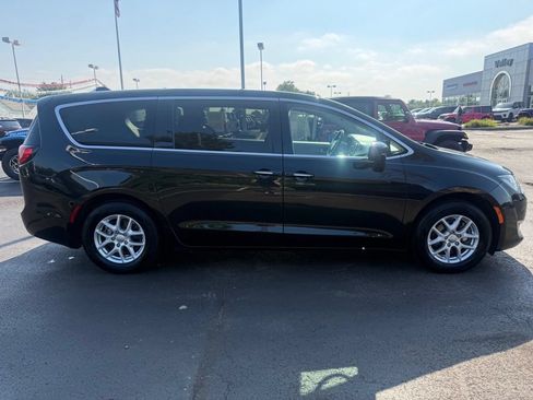 Used 2020 Chrysler Pacifica Touring w/ Advanced Safetytec Group FWD image 2