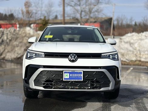 Used 2025 Volkswagen Taos SE w/ Panoramic Sunroof Package image 10