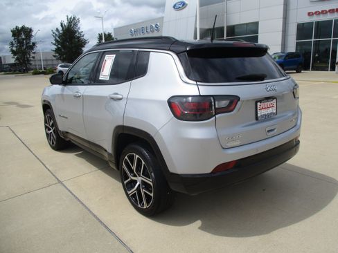 Used 2024 Jeep Compass Limited w/ Elite Group AWD/4WD image 4