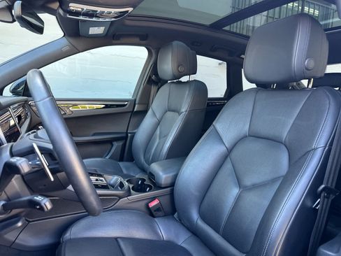 Certified 2025 Porsche Macan AWD/4WD image 5