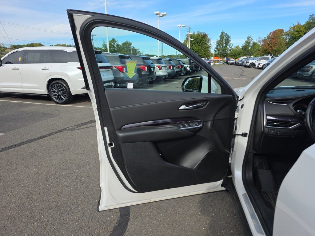 Used 2021 Cadillac XT4 Luxury w/ Cold Weather Package AWD/4WD image 19