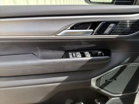 Used 2025 Jeep Wagoneer L 4WD image 10