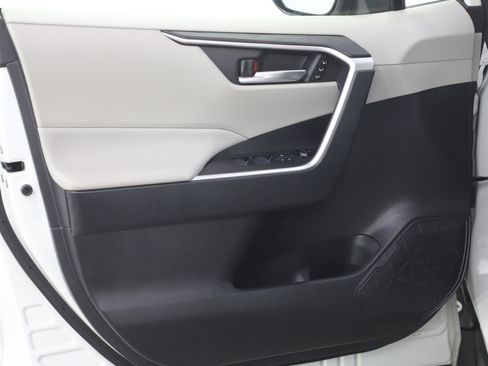 Used 2022 Toyota RAV4 XLE Premium image 21