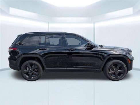 Used 2025 Jeep Grand Cherokee Altitude RWD image 8