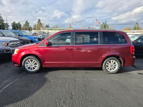 Used 2019 Dodge Grand Caravan SXT image 2