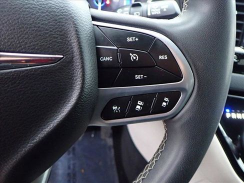 Used 2022 Chrysler Pacifica Touring-L image 17