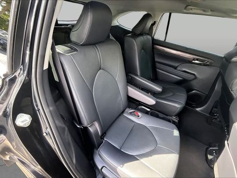 Used 2020 Toyota Highlander Limited FWD image 19