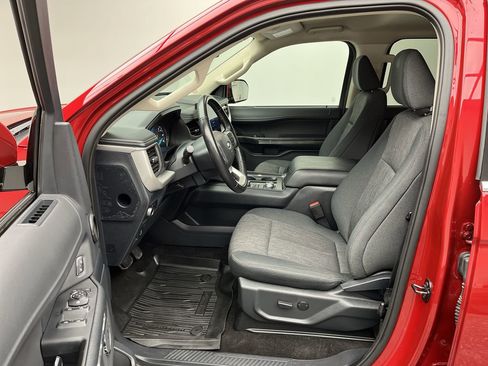 Used 2022 Ford Expedition XLT image 3