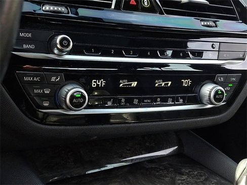 Used 2020 BMW 530e xDrive w/ Premium Package image 16