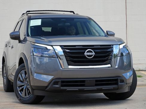 Used 2023 Nissan Pathfinder SV FWD image 2