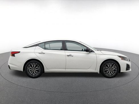 Used 2025 Nissan Altima 2.5 SV FWD image 11
