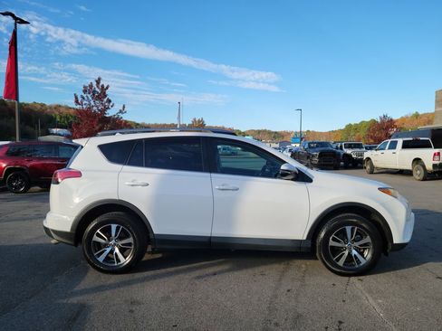 Used 2018 Toyota RAV4 XLE image 2