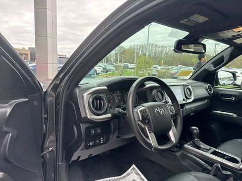 Used 2022 Toyota Tacoma Limited image 25