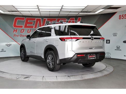 New 2025 Nissan Pathfinder SV image 4