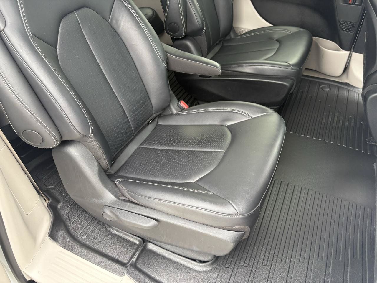 Used 2024 Chrysler Pacifica Limited FWD image 46