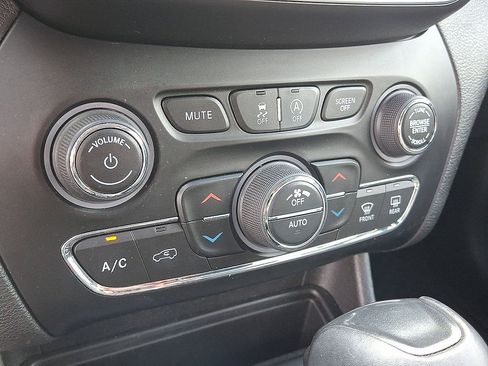 Used 2019 Jeep Cherokee Trailhawk AWD/4WD image 25