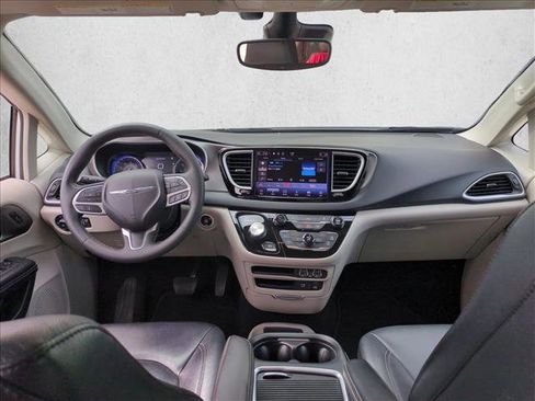 Used 2022 Chrysler Pacifica Touring-L FWD image 16