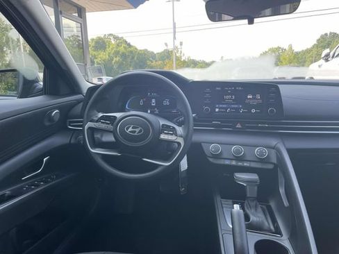Certified 2025 Hyundai Elantra SE w/ Cargo Package FWD image 17