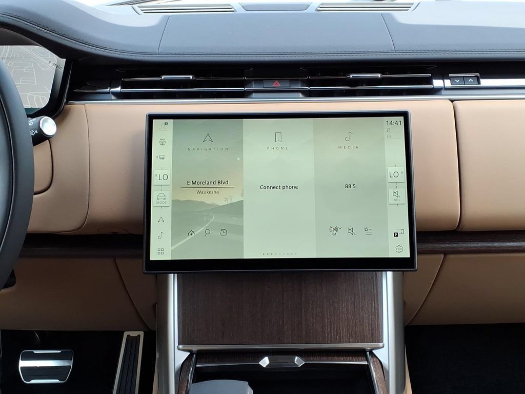 New 2026 Land Rover Range Rover Long Wheelbase SE AWD/4WD image 17