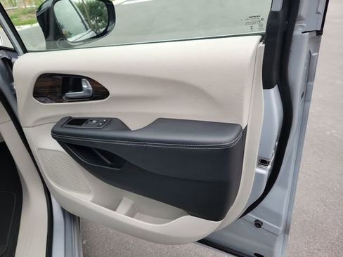 Used 2023 Chrysler Pacifica Limited FWD image 37