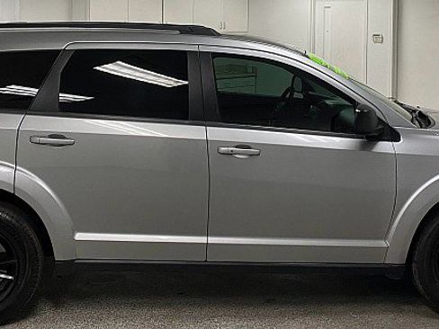 Used 2020 Dodge Journey SE w/ Blacktop Package image 4