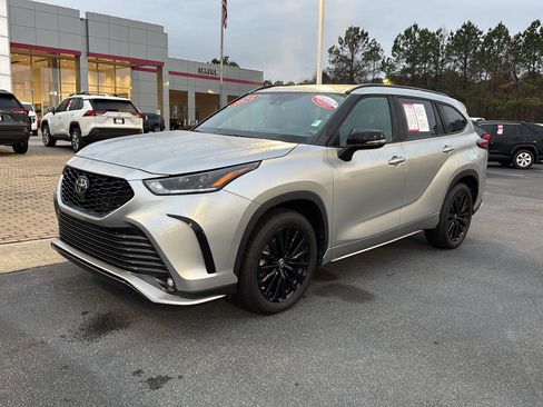 Certified 2024 Toyota Highlander XSE image 2