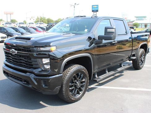 Used 2026 Chevrolet Silverado 2500 Custom w/ Custom Value Package AWD/4WD image 4