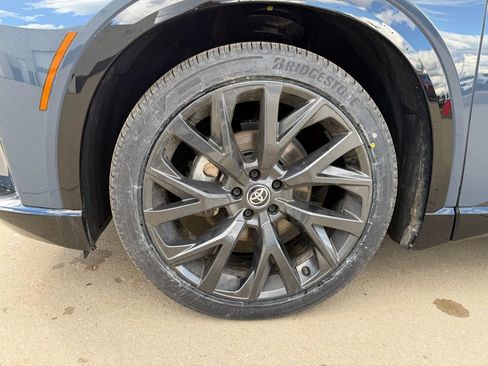 Certified 2025 Toyota Crown Signia image 33