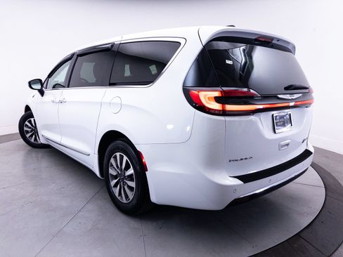 Used 2023 Chrysler Pacifica Limited w/ Uconnect Theater Family Group FWD image 3
