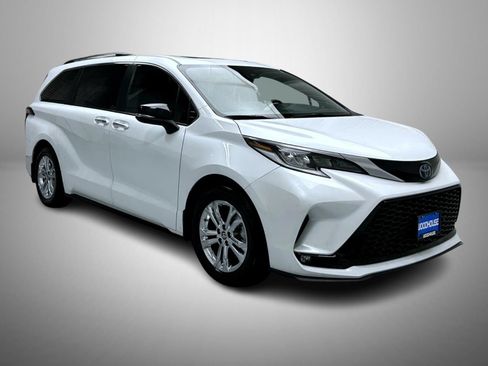 Used 2023 Toyota Sienna XSE AWD/4WD image 3
