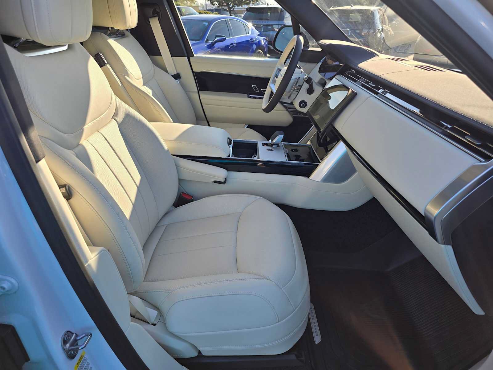 New 2025 Land Rover Range Rover Long Wheelbase SE AWD/4WD image 11