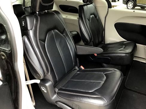 Used 2022 Chrysler Pacifica Touring-L image 46