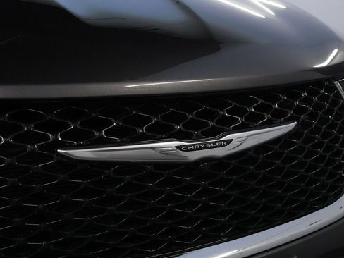 Used 2023 Chrysler Pacifica Touring-L image 9