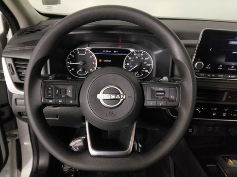 Used 2024 Nissan Rogue S FWD image 11