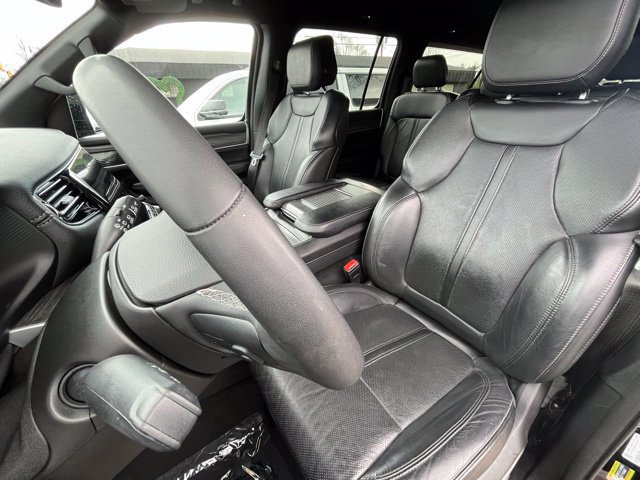 Used 2023 Jeep Wagoneer L Series III w/ Preferred Equipment Group AWD/4WD image 18