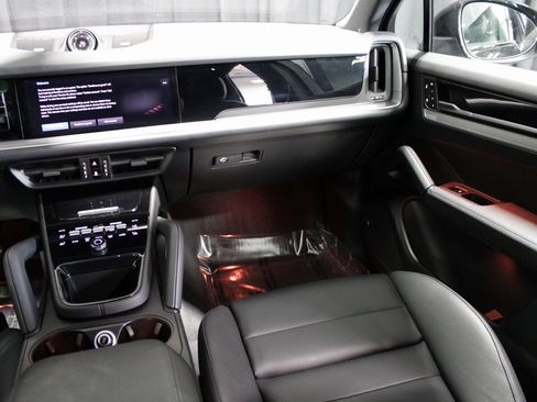 Certified 2025 Porsche Cayenne image 19