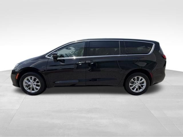 Used 2023 Chrysler Pacifica Touring-L AWD/4WD image 5