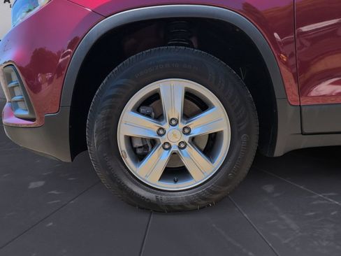 Used 2022 Chevrolet Trax LT w/ LT Convenience Package AWD/4WD image 24