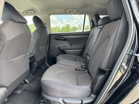 Used 2025 Toyota Highlander LE FWD image 27
