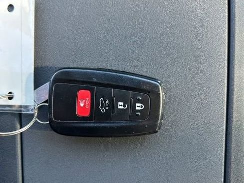 Used 2021 Toyota Highlander XLE AWD/4WD image 56
