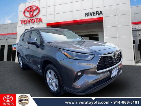 Used 2023 Toyota Highlander LE AWD/4WD image 2