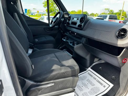 Used 2022 Mercedes-Benz Sprinter 2500 image 11